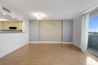 3000 Coral Wy, Unit 513 in Coral Gables, FL - Building Photo - Building Photo