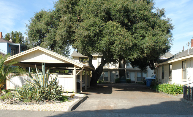 127 Lincoln St in Santa Rosa, CA - Foto de edificio - Building Photo