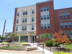 703 N San Marcos in San Antonio, TX - Building Photo - Building Photo