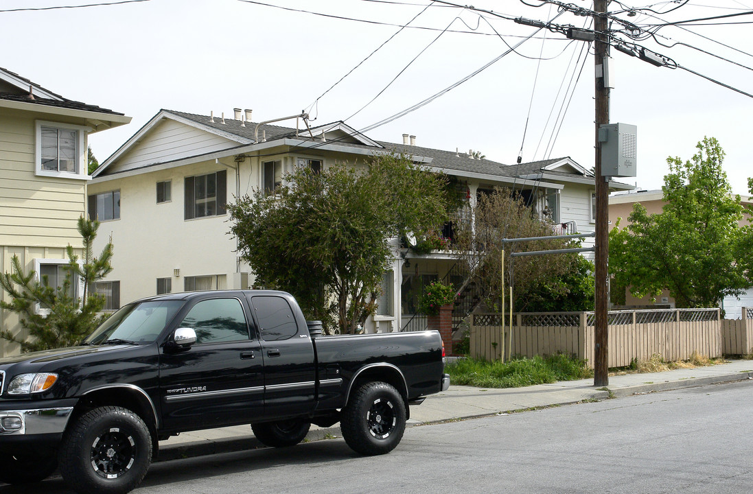 1561 Gordon St in Redwood City, CA - Building Photo