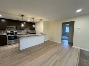 12 Hallmark Gdns, Unit 7 in Burlington, MA - Building Photo - Building Photo