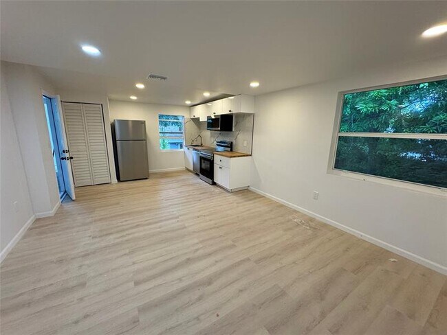 136 NE 60th St-Unit -4 in Miami, FL - Building Photo - Building Photo