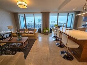 5875 Collins Ave, Unit # 1704 in Miami, FL - Foto de edificio - Building Photo