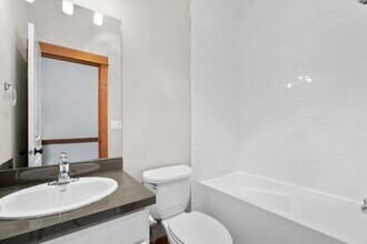 6520 34th Ave SW in Seattle, WA - Foto de edificio - Building Photo