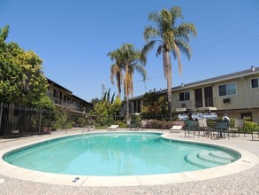 Camden House Apartments in San Jose, CA - Foto de edificio - Building Photo