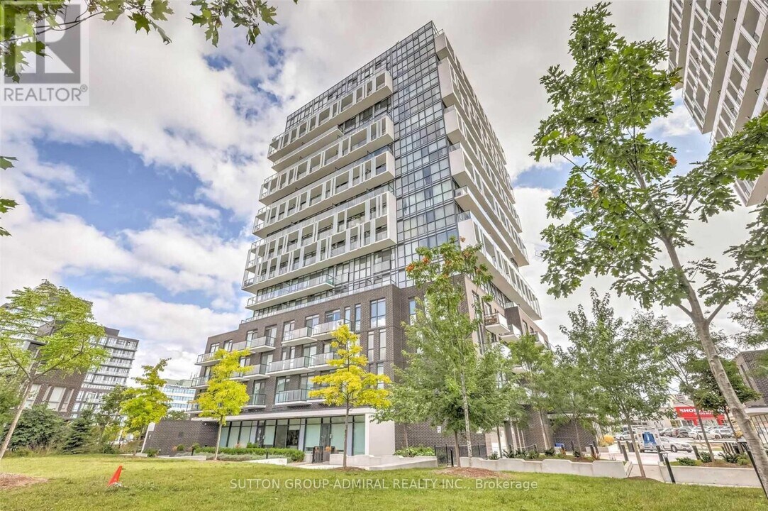 150 Fairview Mall Dr in Toronto, ON - Building Photo