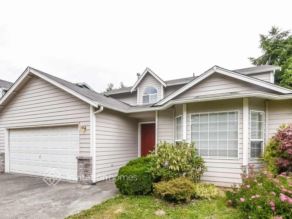 14101 80th Ave Ct E in Puyallup, WA - Foto de edificio