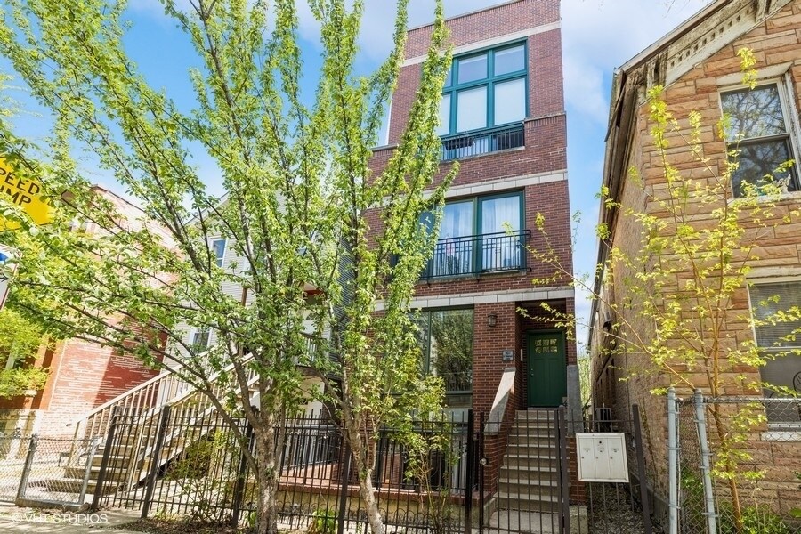 927 N Hermitage Ave in Chicago, IL - Building Photo