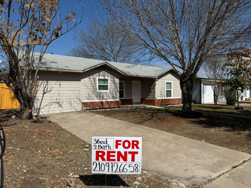 215 Laurelwood Dr in San Antonio, TX - Building Photo