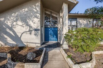 15211 Meandering Way in Dallas, TX - Foto de edificio - Building Photo