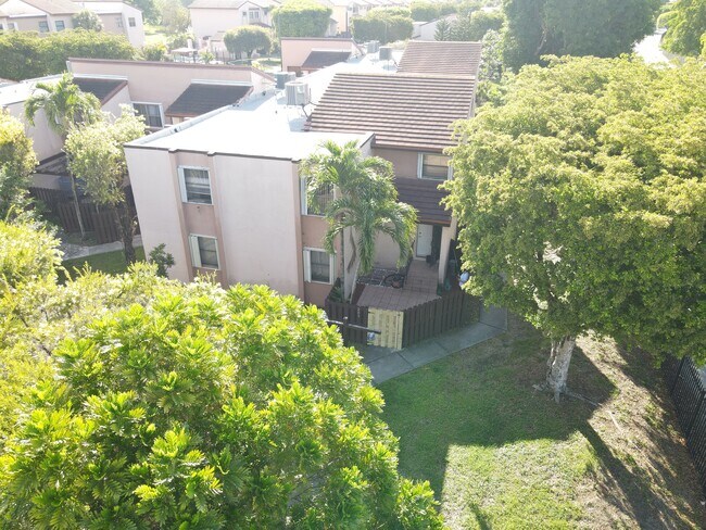 445 W Park Dr, Unit 203 in Miami, FL - Foto de edificio - Building Photo