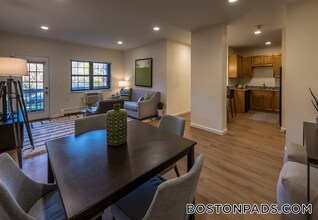 757 Highland Ave, Unit 223N in Needham, MA - Foto de edificio - Building Photo