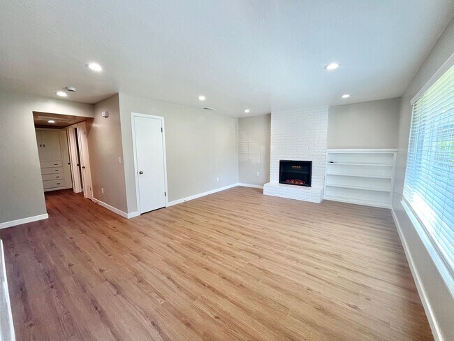 580 Sandburg Dr in Sacramento, CA - Building Photo - Building Photo