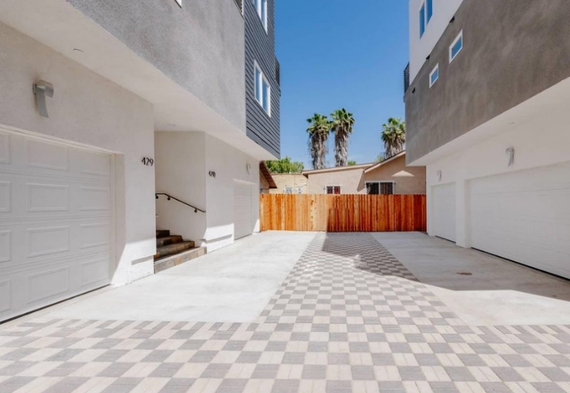 427 1/2 Heliotrope Dr in Los Angeles, CA - Building Photo