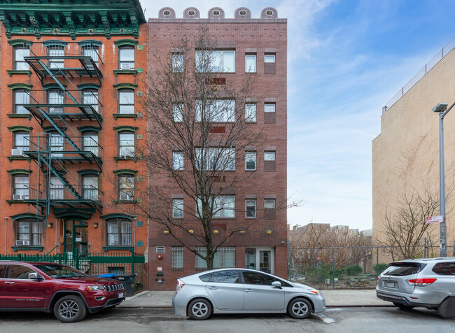 235 E Second St in New York, NY - Foto de edificio - Building Photo