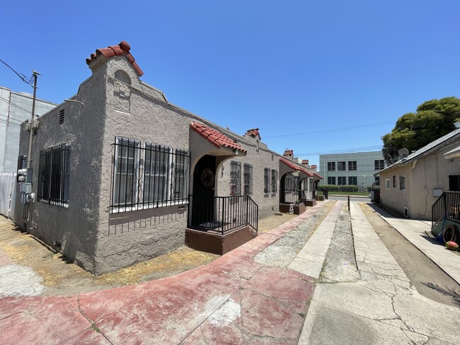 Hoover Apartments in Los Angeles, CA - Building Photo - Building Photo