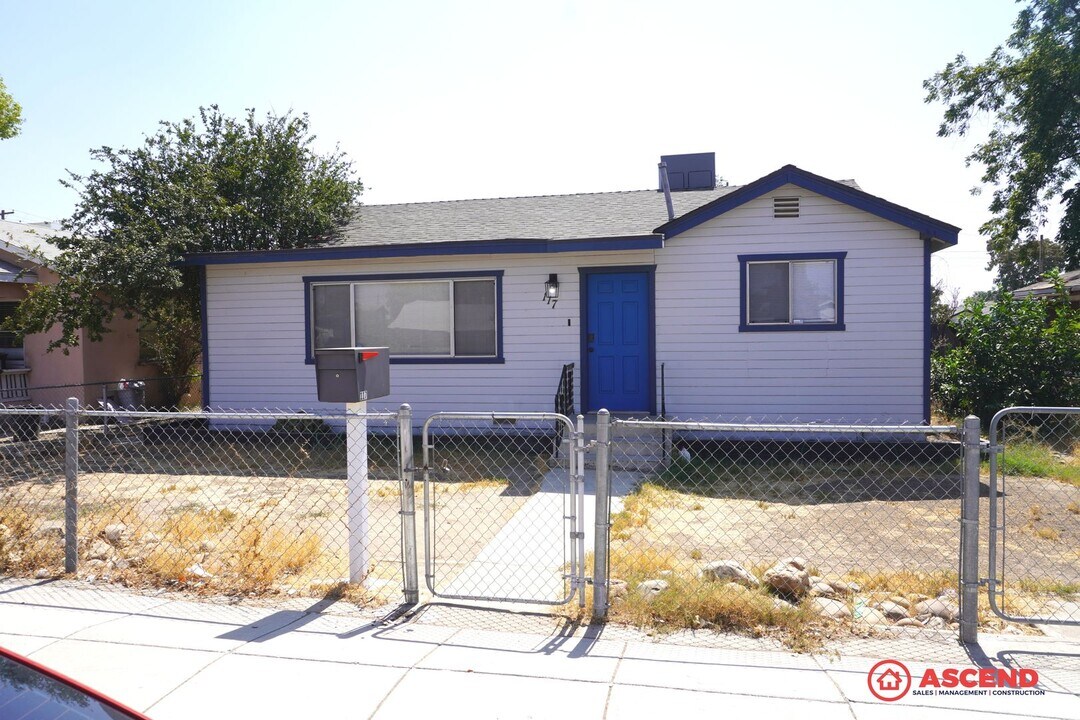 117 E Belle Ave in Bakersfield, CA - Building Photo