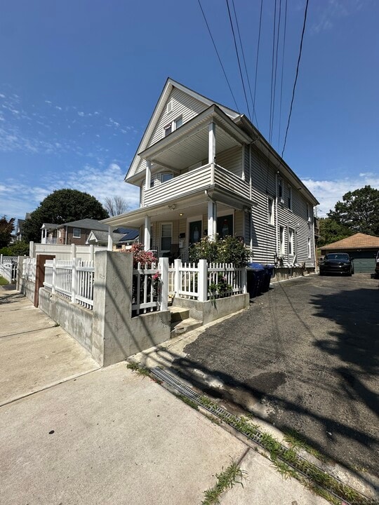 16 Charron St in Bridgeport, CT - Building Photo