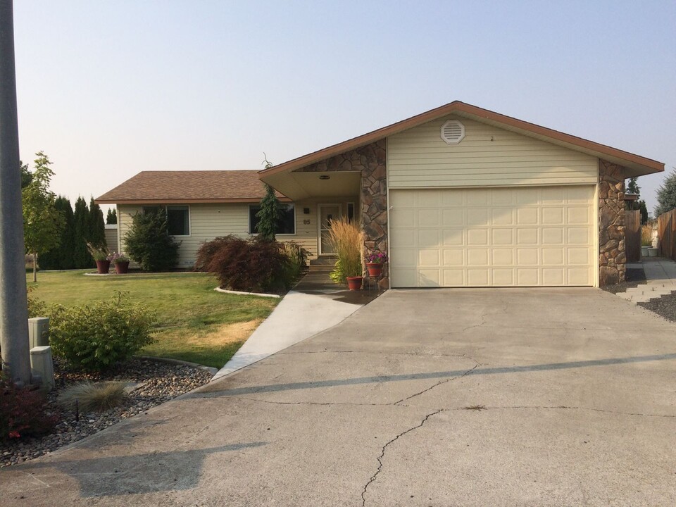 95 Ridge Dr in Ephrata, WA - Building Photo