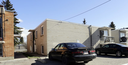 4221 Bow Trl SW in Calgary, AB - Building Photo - Building Photo