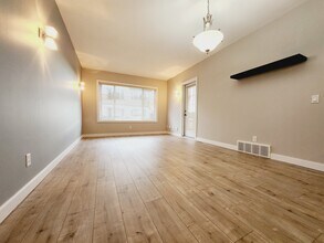 2565 Hanna Crescent NW in Edmonton, AB - Building Photo - Building Photo