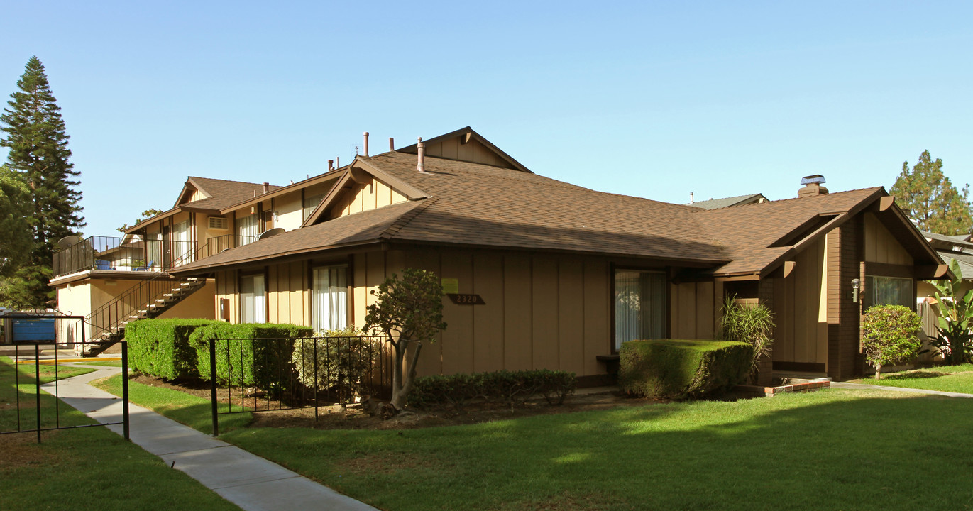 2320 E Ball Rd in Anaheim, CA - Building Photo