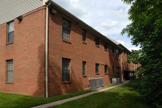 Heather Hill Apartments in Somerville, NJ - Foto de edificio - Building Photo