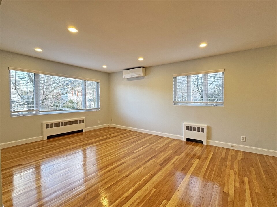 115 Langley Rd, Unit 1 in Newton, MA - Building Photo