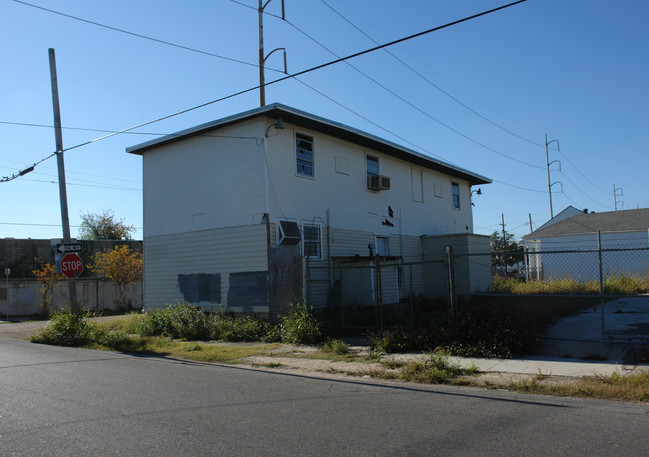 2401 Rousseau St in New Orleans, LA - Building Photo - Building Photo