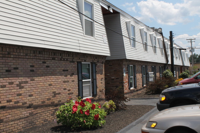 Chateau Village Apartments in Louisville, KY - Foto de edificio - Building Photo