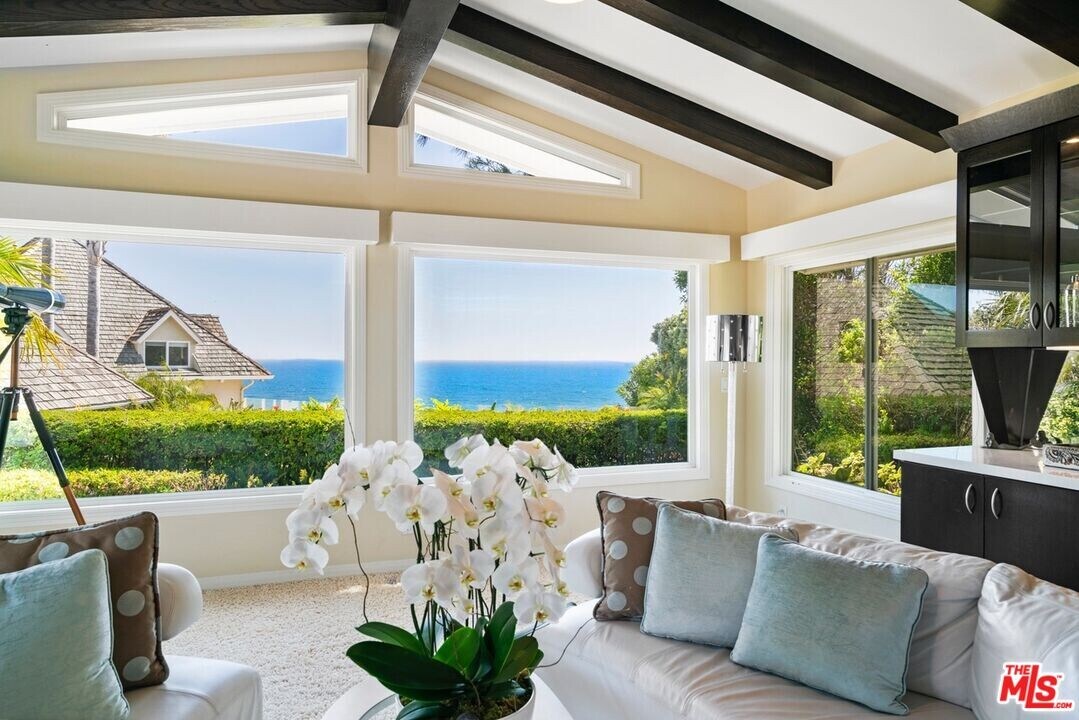 30181 Pacific Coast Hwy in Malibu, CA - Building Photo