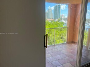 19701 E Country Club Dr in Aventura, FL - Building Photo - Building Photo