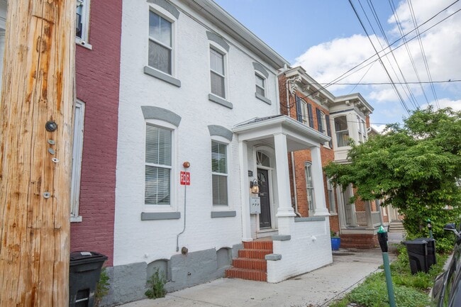 212 W Burke St in Martinsburg, WV - Foto de edificio - Building Photo