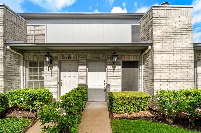 7396 Regency Square Ct in Houston, TX - Foto de edificio - Building Photo