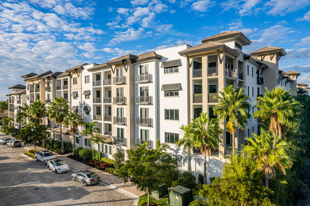 Naples Square II in Naples, FL - Building Photo