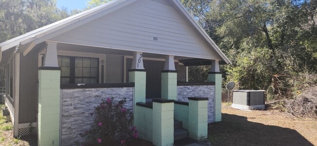 301 E Bay St in Palatka, FL - Building Photo - Building Photo