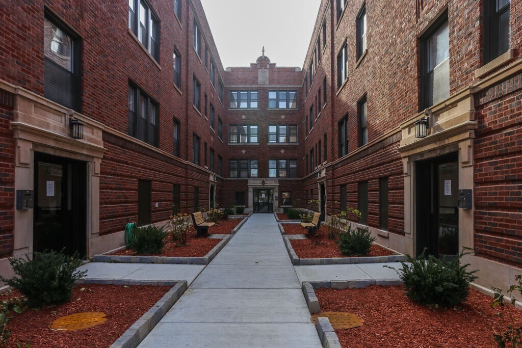 2211 W Eastwood Ave, Unit J08W in Chicago, IL - Building Photo