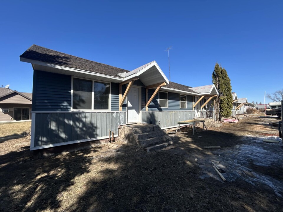 605 Carlson Pl, Unit 605 Carlson Place #1 in Henning, MN - Building Photo