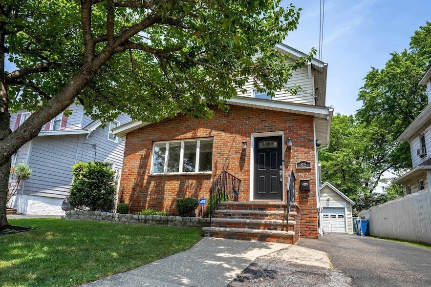 85 Barrows Ave, Unit Private in Rutherford, NJ - Building Photo