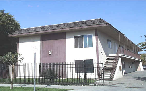 14243-14249 Delano St in Van Nuys, CA - Foto de edificio - Building Photo