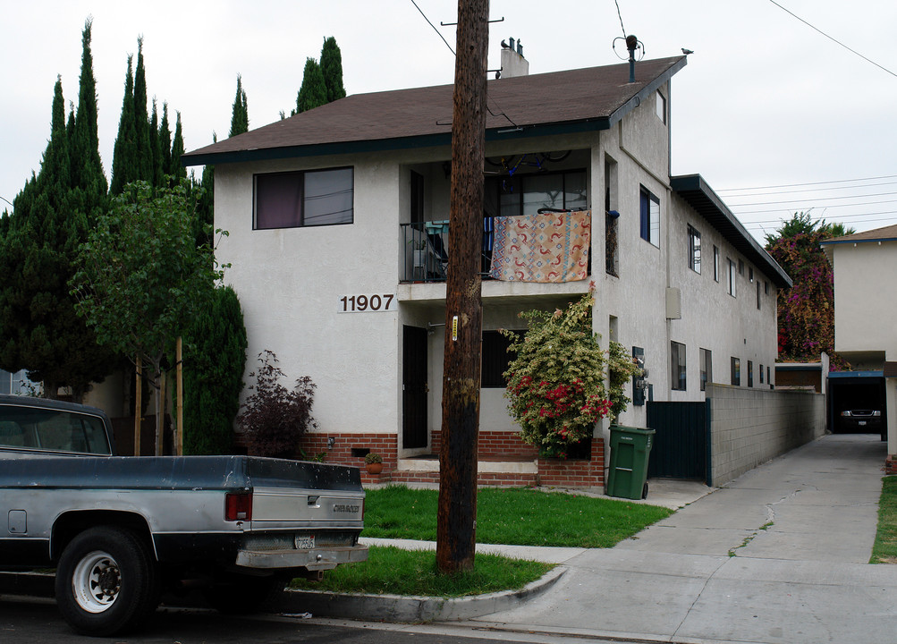 11907 Gale Ave in Hawthorne, CA - Building Photo