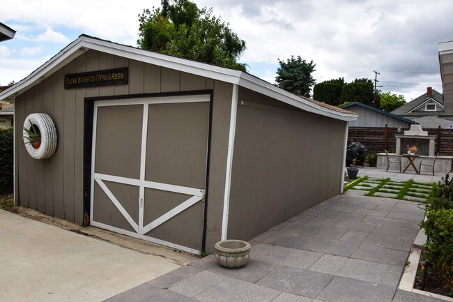 332 N Cleveland St in Orange, CA - Foto de edificio - Building Photo