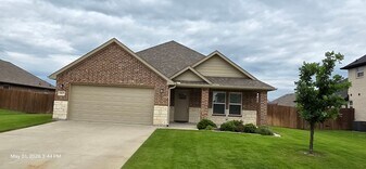 1017 Eva Dr in Greenville, TX - Building Photo