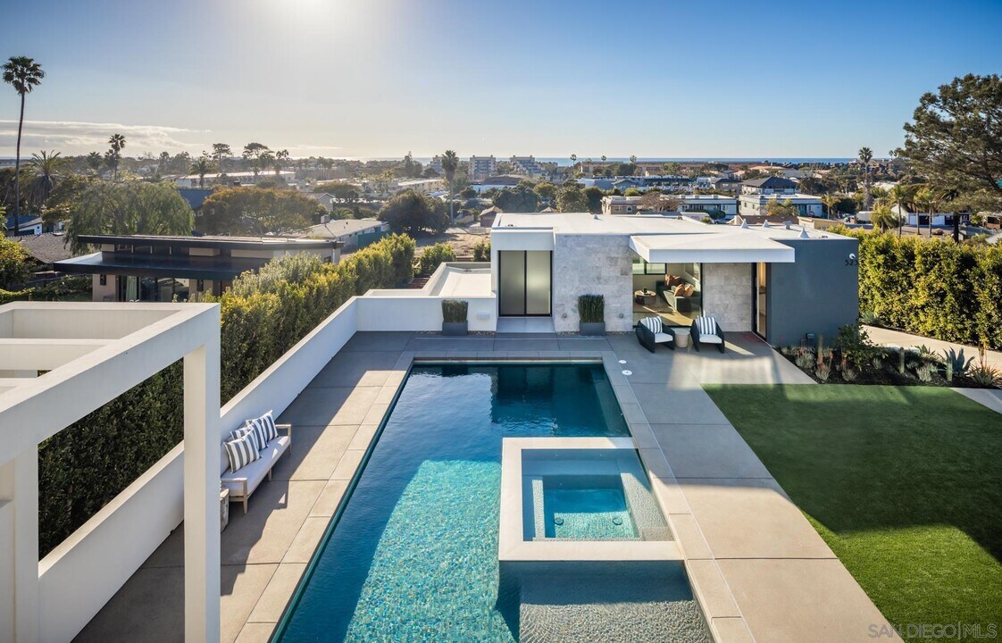 521 S Rios Ave in Solana Beach, CA - Foto de edificio