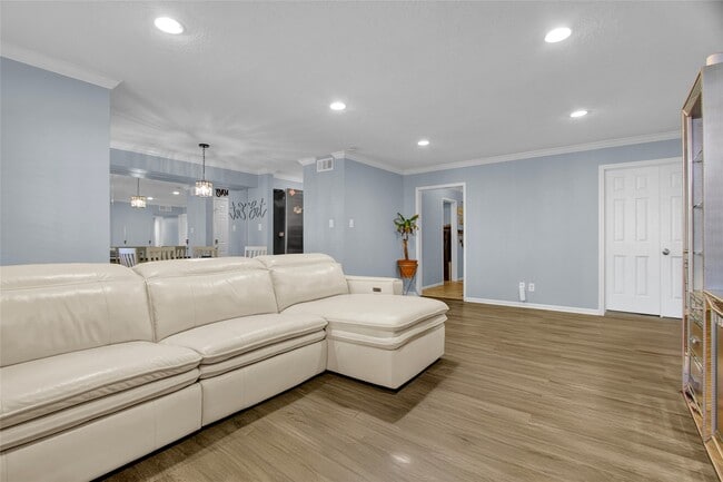 351 N Post Oak Ln in Houston, TX - Building Photo - Building Photo