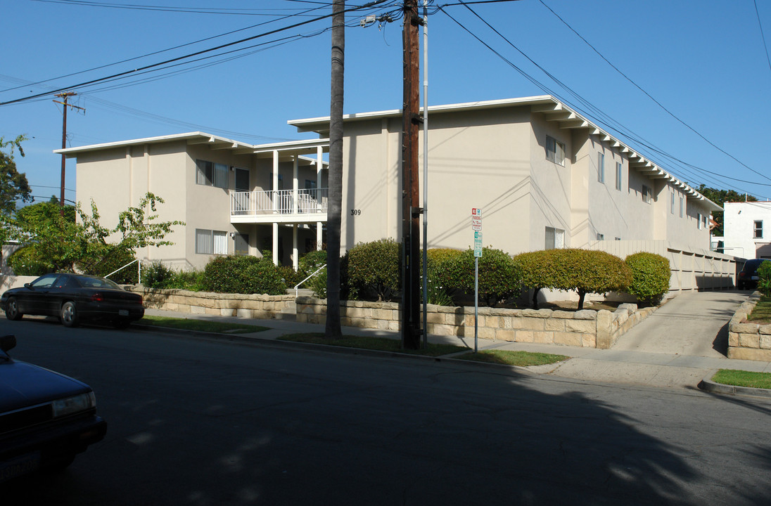 309 W Canon Perdido St in Santa Barbara, CA - Building Photo