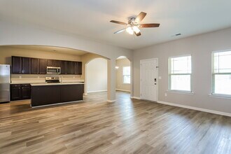 115 Stillwood Dr in Newnan, GA - Foto de edificio - Building Photo