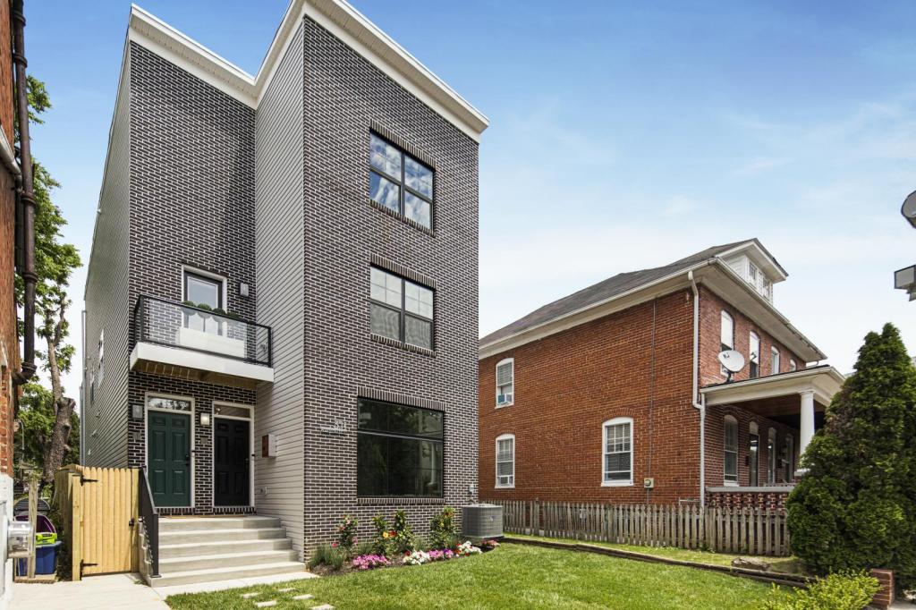 311 W South St in Frederick, MD - Building Photo