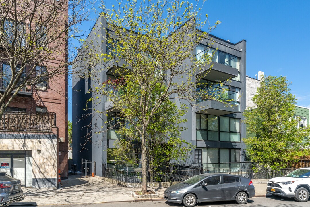 180 Woodpoint Rd in Brooklyn, NY - Building Photo