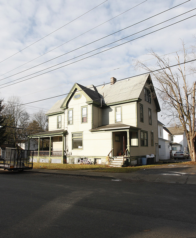 304 Chestnut St in West Oneonta, NY - Foto de edificio - Building Photo